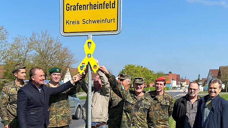 Die Gelbe Schleife ist ein Symbol für die Wertschätzung der Arbeit aller Bundeswehrangehörigen. Die Gelbe Schleife ist ein Symbol für die Wertschätzung der Arbeit aller Bundeswehrangehörigen.