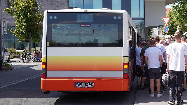 Nach der Betriebsversammlung wurden die Beschäftigten mit mehreren Bussen abgeholt.