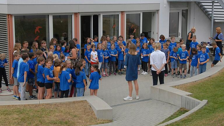 Im Jahr 2022 sangen die Willanzheimer Grundschüler zur Einweihung. In zwei Jahren könnte das Schulhaus zu klein sein, wenn es wohl eine sechste Klasse gibt.