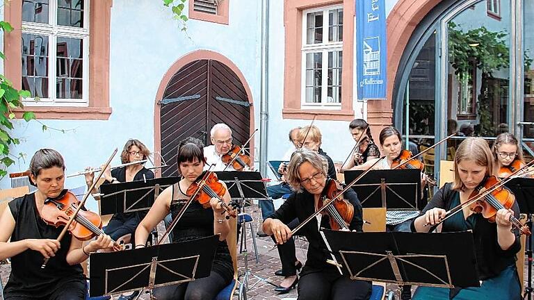 Im Innenhof des Franck-Hause fand am Sonntag unter der Leitung von Stefanie Leser (ganz links) eine Serenade des Kammermusikkreises der vhs Marktheidenfeld statt.