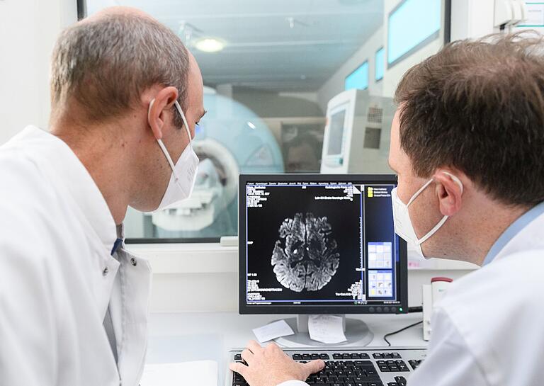 Dass das Klinikum Main-Spessart im Bereich der SchlaganfallversorgungBestzeiten erreicht liegt auch an der guten Zusammenarbeit mit anderen Abteilungen. Die Chefärzte Dr. Peter Kraft (Neurologie, links) und Dr. Andreas Müller (Radiologie) bei der Schnittbildgebung. Dass das Klinikum Main-Spessart im Bereich der SchlaganfallversorgungBestzeiten erreicht liegt auch an der guten Zusammenarbeit mit anderen Abteilungen. Die Chefärzte Dr. Peter Kraft (Neurologie, links) und Dr. Andreas Müller (Radiologie) bei der Schnittbildgebung.