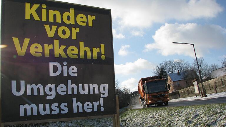 Ein Protestplakat aus dem Jahr 2012 verdeutlicht, wie lange die Anwohnerinnen und Anwohner der B 19 in Giebelstadt bereits eine Umgehungsstraße fordern.