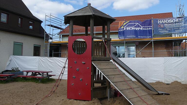 Im neuen Kindergarten beginnt der Innenausbau. Planer Alexander Arnold informierte den Gemeinderat über die Gestaltung der Außenanlagen: Der Kletterturm bleibt erhalten.