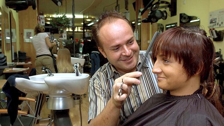 Friseurmeister bei der Arbeit.jpeg - Einige Menschen lassen sich bei steigenden Temperaturen die Haare schneiden. Endlich nicht mehr so viel schwitzen. Einiges spricht aber auch dagegen. Friseurmeister bei der Arbeit.jpeg - Einige Menschen lassen sich bei steigenden Temperaturen die Haare schneiden. Endlich nicht mehr so viel schwitzen. Einiges spricht aber auch dagegen.