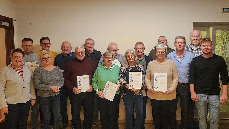 Auf dem Foto Diakonin Cornelia Dennerlein, Dominik Köhler (seit 35 Jahren Mitglied im TSV), 1. Bürgermeisterin Cornelia Dahinten, Leander Härter (40 Jahre), Fritz Hasenpusch (60 Jahre), Roland Köhler (65 Jahre), Edgar Köhler (55 Jahre), Karin Rittweger (35 Jahre), Angelika Köhler (35 Jahre), Herbert Pecat (55 Jahre), Margit Köhler (35 Jahre), 1.Vorsitzender Ralf Köhler, 3.Vorsitzender und Ehrenamtsbeauftragter Peter Lorenz, 1. Vorsitzender Marco Wirsing.