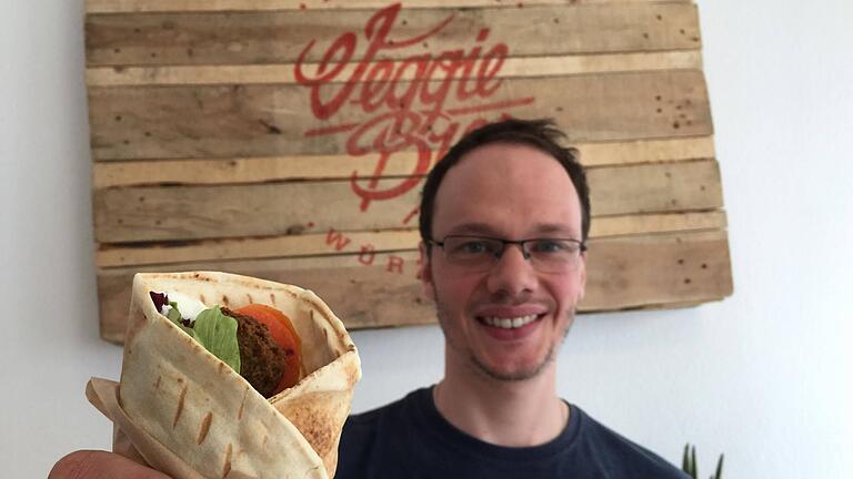 Bei der Eröffnung der Filiale in der Sanderstraße im Jahr 2017 war Steffen Jakal, einer der Geschäftsführer von Veggie Bros, noch zuversichtlich. Nun droht bereits der zweiten Filiale in Würzburg die Schließung. Bei der Eröffnung der Filiale in der Sanderstraße im Jahr 2017 war Steffen Jakal, einer der Geschäftsführer von Veggie Bros, noch zuversichtlich. Nun droht bereits der zweiten Filiale in Würzburg die Schließung.