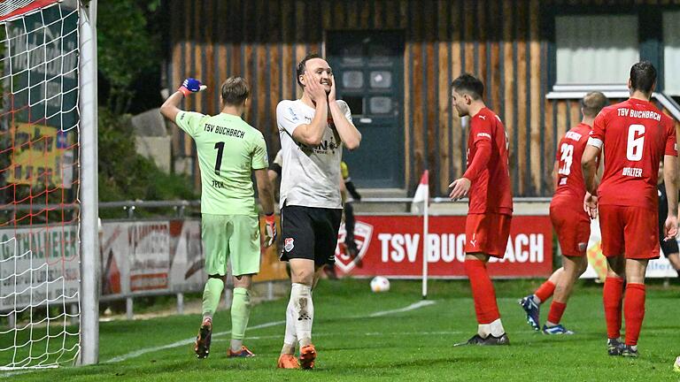 Marco Nickel (vorne) kann es nicht fassen. In der Nachspielzeit vergab der Angreifer des TSV Aubstadt die große Chance auf den Ausgleich im Auswärtsspiel beim TSV Buchbach. Marco Nickel (vorne) kann es nicht fassen. In der Nachspielzeit vergab der Angreifer des TSV Aubstadt die große Chance auf den Ausgleich im Auswärtsspiel beim TSV Buchbach.