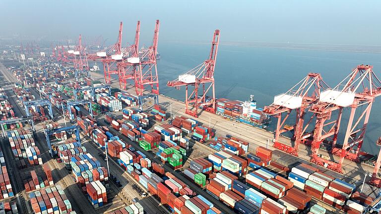 Containerterminal in China       -  Containerterminal im Hafen von Lianyungang: Chinas Industrie ist zuletzt überraschend stark gewachsen. (Archivbild)