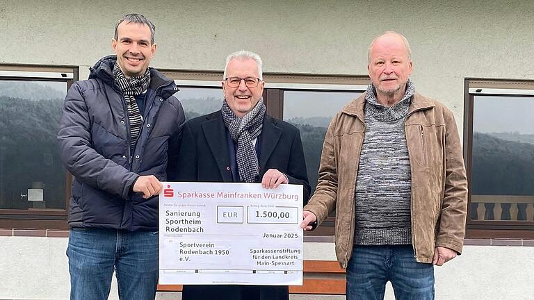 Die beiden Vorstandsvorsitzenden Rainer Schwab und Alexander Meusert bedankten sich im Namen des Sportvereins bei Gebietsdirektor Peter Schmitt (Mitte). Die beiden Vorstandsvorsitzenden Rainer Schwab und Alexander Meusert bedankten sich im Namen des Sportvereins bei Gebietsdirektor Peter Schmitt (Mitte).