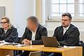 Muss sich wegen Vergewaltigung und sexueller Belästigung von Auszubildenden vor dem Amtsgericht Bad Neustadt verantworten: eine ehemalige Führungskraft des Rhön-Klinikum Campus am Donnerstag mit den Anwälten Marijon Kayßer und Simon Becker.