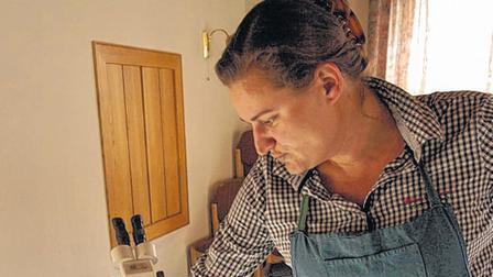 Die Expertin: Glasrestauratorin Martha Hör nimmt die Schäden auf. Die Expertin: Glasrestauratorin Martha Hör nimmt die Schäden auf.