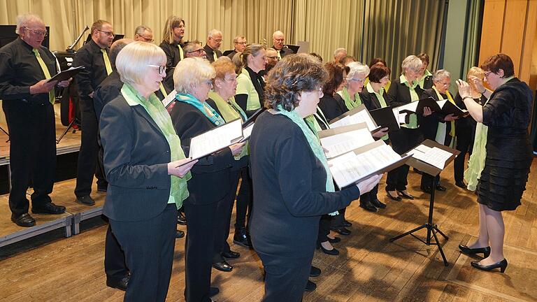 Der gemischte Chor des Musikvereins Heufurt beteiligte sich neben der Blaskapelle, dem Kinderchor und dem Teenie-Chor am Jahreskonzert.