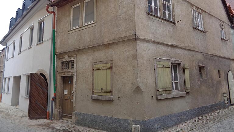 In der Spätrenaissance errichtet und Mitte des 18. Jahrhunderts teilweise erneuert wurde das Mesnerhaus in der Ochsenfurter Pfarrgasse. Künftig soll es Aufgaben im Rahmen des katholischen Pfarrzentrums Sankt Andreas übernehmen. Beginn der Sanierung ist nun für Frühjahr 2020 angepeilt.