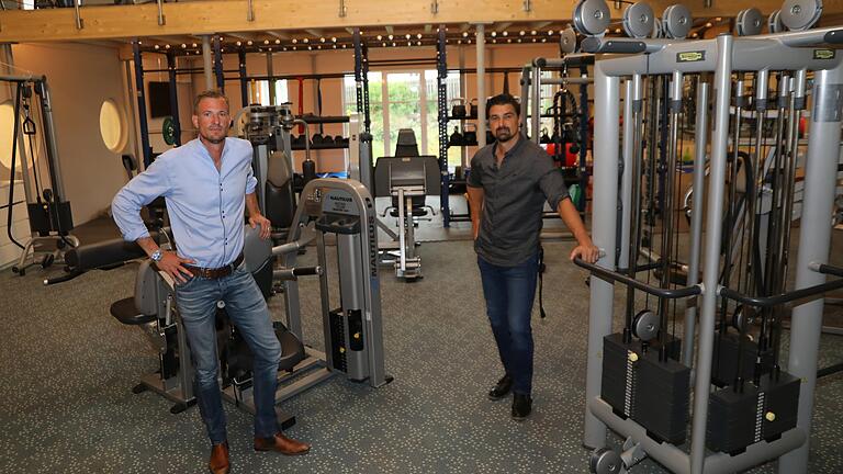 Wo sonst Dutzende von Menschen täglich trainieren, herrscht jetzt wie im Karlstadter 'Fitin' Leere. Jochen Schmied und Stefan Schmid vor ihren Trainingsgeräten.