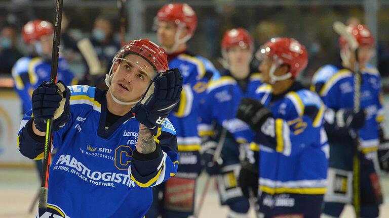 Semjon Bär (vorne) und seine Mitspieler haben Urlaub: Der ERV Schweinfurt hat seine Spieler in die spielfreie Zeit verabschiedet, obwohl die laufende Bayernliga-Saison im Eishockey eigentlich noch nicht offiziell beendet ist.