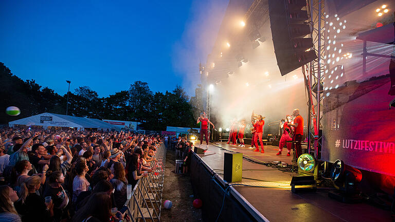 Beim Ab geht die Lutzi-Festival spielten am Samstag, 25. Juni 2022 unter anderem die Bands Moop Mama, Anit-Flag und viele weitere Bands in Rottershausen. Im Bild spielt die Band Moop Mama.