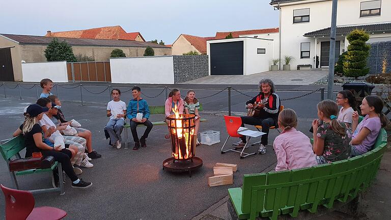 Zum Abschluss des Aktionstages der Klasse 4 b der Grundschule traf man sich am Lagerfeuer zu gemütlicher Runde. Engelbert Schmid begleitete mit seiner Gitarre den gemeinsamen Gesang.