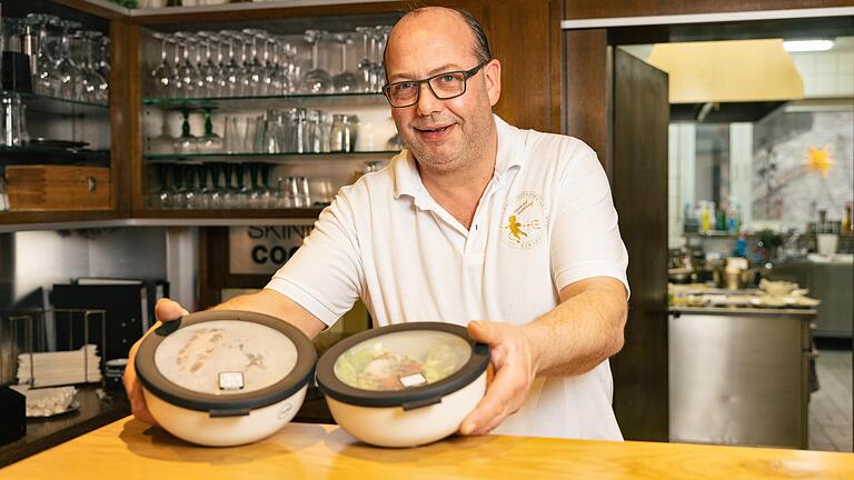 Christian Krenig vom Gasthaus Teufelskeller in Randersacker (Lkr. Würzburg) bietet schon seit Ende 2020 Essen 'to go' in Mehrwegverpackungen an.