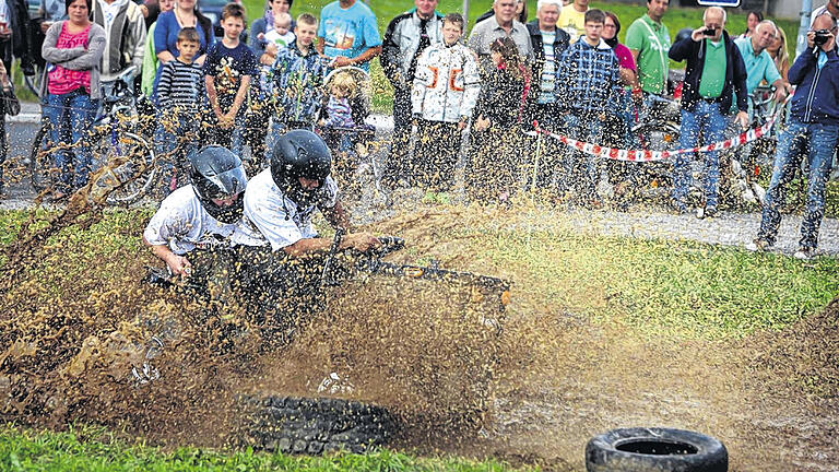 Schlammdusche fürs Team: Fahrer und Sozius erwischte es an dieser Stelle eiskalt. Das Rasentraktor-Rennen war einmal mehr die Attraktion bei der Räumle-Fete in Mellrichstadt. Schlammdusche fürs Team: Fahrer und Sozius erwischte es an dieser Stelle eiskalt. Das Rasentraktor-Rennen war einmal mehr die Attraktion bei der Räumle-Fete in Mellrichstadt.