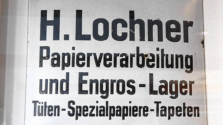 Dieses Firmenschild hing an der Ladentüre am Kornmarkt in schweinfurt.