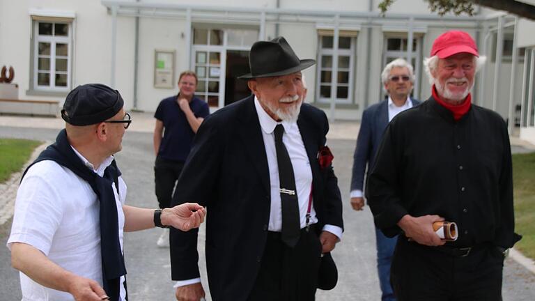 Thomas Pfarr von der Galerie Pfarr im Heimatspielhaus (links) im Gespräch mit Markus Lüpertz (Mitte) und Architekt Ulrich Zühlke auf dem Rindhof Maria Bildhausen. Eine Ausstellung mit Werken von Lüpertz ist im Gespräch.  Fotos: Thomas Malz       -  Thomas Pfarr von der Galerie Pfarr im Heimatspielhaus (links) im Gespräch mit Markus Lüpertz (Mitte) und Architekt Ulrich Zühlke auf dem Rindhof Maria Bildhausen. Eine Ausstellung mit Werken von Lüpertz ist im Gespräch.  Fotos: Thomas Malz