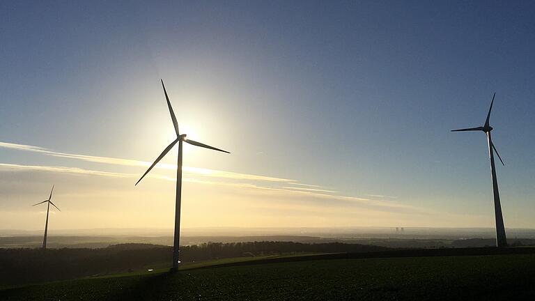 In Zukunft wollen die Stadtwerke mehr auf Strom aus erneuerbaren Energien setzen. Für Privatkunden plant der Versorger, ab nächstem Jahr nur noch Ökostrom anzubieten. In Forst haben die Stadtwerke seit 2014 einen Windpark mit drei Anlagen.