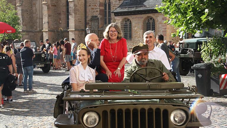 Im Vorjahr wurden die Ehrengäste am Samstag in alten US-Jeeps zum Marktplatz gefahren, darunter (von links) Weinprinzessin Amelie Zink, Zweiter Bürgermeister Erich Servatius, die Leiterin der Tourist-Information, Beate Glotzmann, und der stellvertretende Landrat Thomas Vizl.