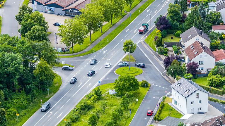 Zusätzlich zu dem hohen Verkehrsaufkommen auf der B26 bereitet die versetzte Rechtsabbiegerspur den Autos vom Gewerbegebiet aus kommend regelmäßig Probleme.&nbsp;