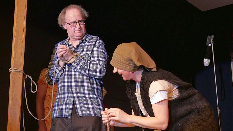 Als 'fahrende Spielleute' erinnerten die Rathausmusikanten an eine uralte Dorfgeschichte. Werner Keller (links) ließ sich lieber am Galgen aufhängen als eine der drei ledigen Frauen zu heiraten, die zu groß, zu dick oder zu hässlich waren. Rechts Natalie Dees.