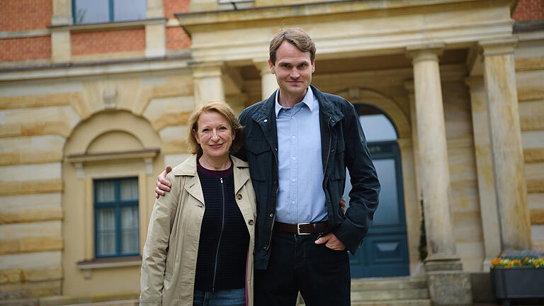 Dagmar Manzel, geboren am 1. September 1958 in Ostberlin, und ihr Kollege Fabian Hinrichs bei einem Fototermin vor dem Bayreuther Festspielhaus. Am Sonntag ermitteln sie als Franken-Tatort-Team.