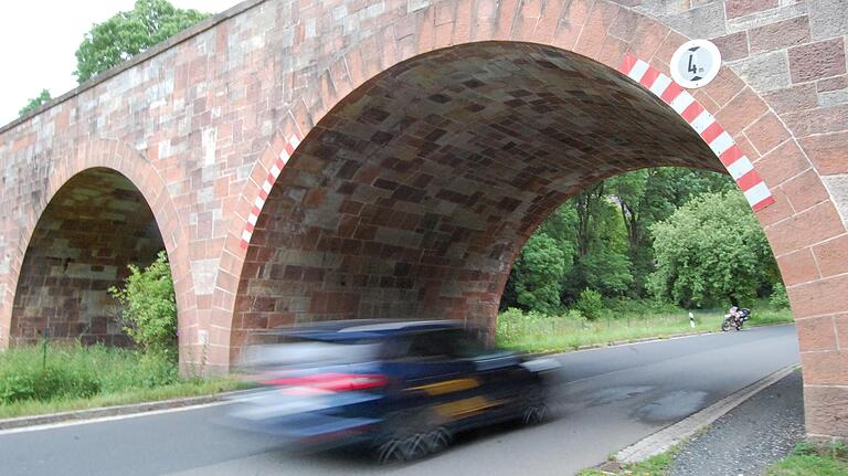 Über die Rote Brücke in Wildflecken fuhren einst Panzer vom Bahnhof auf den Truppenübungsplatz.