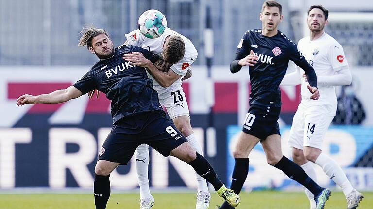 Zwei Angreifer für unsere Kickers-Startelf: Dominic Baumann (links) und Marvin Pieringer (Zweiter von rechts) stehen bei uns gegen Hannover 96 von Beginn an auf dem Platz. Zwei Angreifer für unsere Kickers-Startelf: Dominic Baumann (links) und Marvin Pieringer (Zweiter von rechts) stehen bei uns gegen Hannover 96 von Beginn an auf dem Platz.
