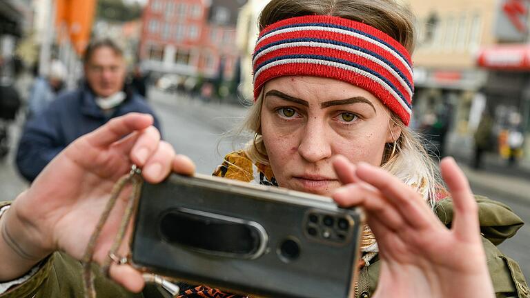 Weil sie das Treiben der Würzburger 'Querdenker'-Szene auf Twitter dokumentierte, geriet Bloggerin Antonia Luther in den Fokus der Szene und wurde angegriffen.