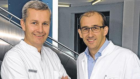Zähne, Prothesen und Implantate sind ihr Metier: Prof. Alexander C. Kübler und Prof. Gabriel Krastl sowie Prof. Ernst-Jürgen Richter (nicht im Bild) beantworten Fragen rund ums Thema Zähne.Foto: Just/Uniklinik Würzburg