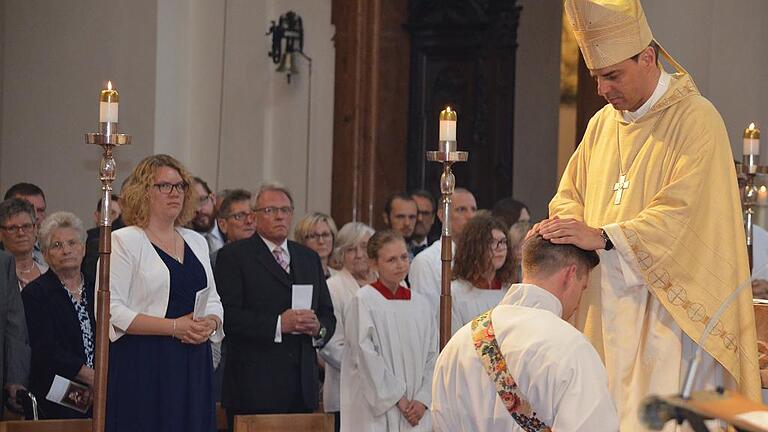 Der große Augenblick: Peter Kunz (kniend) wurde im Passauer Dom von Bischof Stefan Oster zum Priester geweiht.