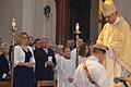 Der große Augenblick: Peter Kunz (kniend) wurde im Passauer Dom von Bischof Stefan Oster zum Priester geweiht.