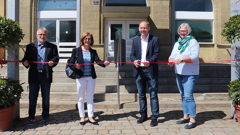 Ein Schnitt in der Entwicklung des Kitzinger Bahnhofs: (von links) 2. Bürgermeister Manfred Freitag, Vize-Landrätin Susanne Knof, Oberbürgermeister Stefan Güntner und Bürgermeisterin Astrid Glos eröffnen das Gebäude wieder. Ein Schnitt in der Entwicklung des Kitzinger Bahnhofs: (von links) 2. Bürgermeister Manfred Freitag, Vize-Landrätin Susanne Knof, Oberbürgermeister Stefan Güntner und Bürgermeisterin Astrid Glos eröffnen das Gebäude wieder.