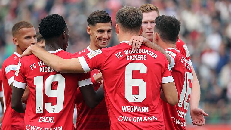 Die helle Freude: So wie hier Ivan Franjic (Mitte) nach Marius Wegmanns Kopfballtor zum 1:0 beim 3:1-Sieg gegen den 1. FC Nürnberg II haben die Würzburger Kickers derzeit häufig Grund zum strahlen.