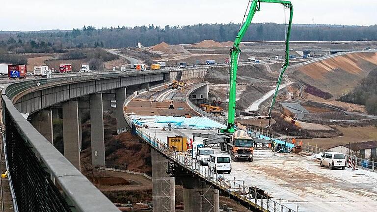 A3: Brückenguss in eisigem Wind       -  Hoch reckt die Betonpumpe ihren grünen Arm in kühnem Bogen in die Luft.