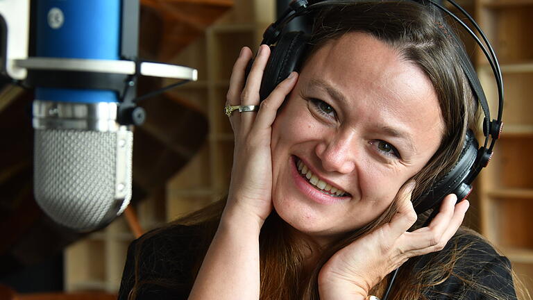 Sylvia Baumann bei der Aufnahme ihrer ersten CD im Tonstudio Würzburg. Für die 37-jährige Unternehmerin war es eine faszinierende Erfahrung. Sylvia Baumann bei der Aufnahme ihrer ersten CD im Tonstudio Würzburg. Für die 37-jährige Unternehmerin war es eine faszinierende Erfahrung.