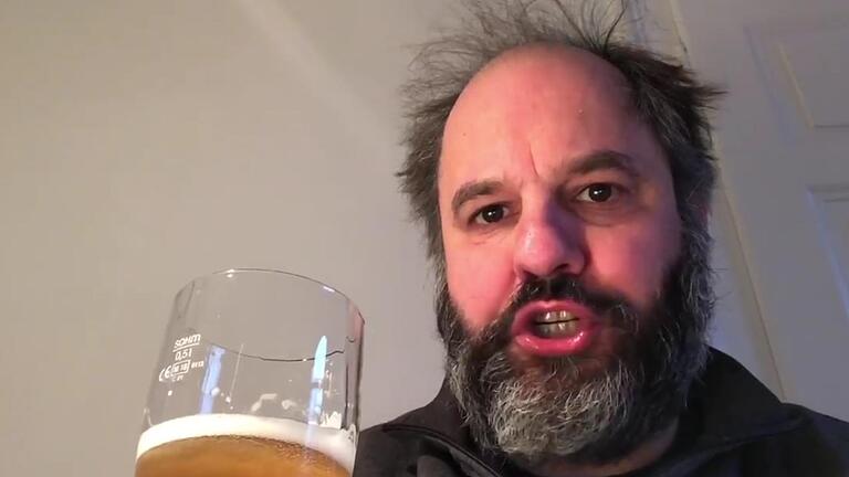 Matthias Egersdörfer testet den Rhöner Bier-Adventskalender - und veröffentlicht seine Ergebnisse auf Facebook.  Foto: Screenshot Markus Hammer       -  Matthias Egersdörfer testet den Rhöner Bier-Adventskalender - und veröffentlicht seine Ergebnisse auf Facebook.  Foto: Screenshot Markus Hammer