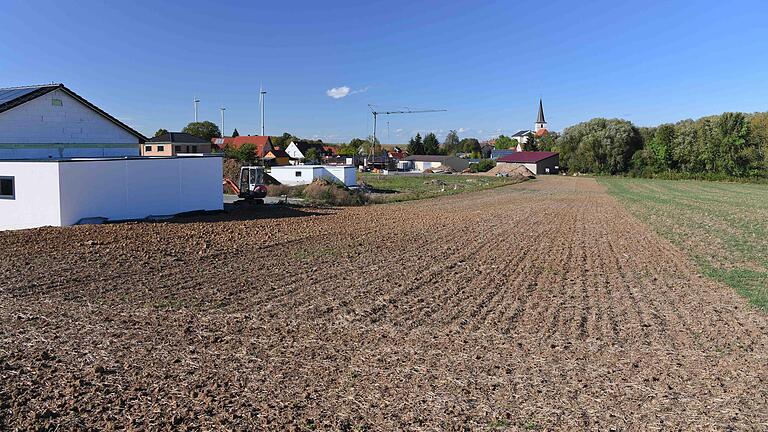 Hier soll das Baugebietes Schlossgarten III entstehen. Beim Baugebiet Schlossgarten II sind von 18 Bauplätzen bisher 7 bebaut, auf einem entsteht derzeit ein Haus.