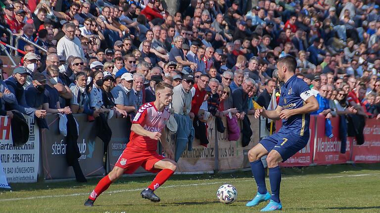 Tolle Kulisse: 3000 Zuschauerinnen und Zuschauer bildeten einen passenden Rahmen für das bislang größte Fußballspiel in der Vereinsgeschichte des TSV Aubstadt. Im Bild Leonard Langhans (links) und 1860 Münchens Kapitän Stefan Lex.