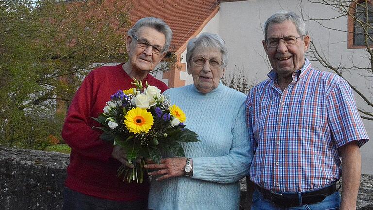 Einen Blumenstrauß gab es für Gretel Stäblein, die seit 2001 den Kreis junger Senioren in Brendlorenzen leitete. Unser Bild zeigt sie mit dem neuen Ansprechpartner des Teams Jungsenioren Brendlorenzen, Heinz Dieter Bär, mit Hubert Nauß vom Leitungsteam.