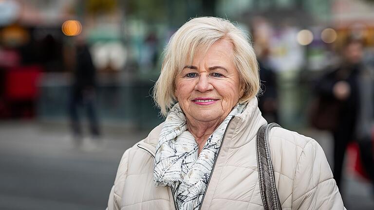 Roswitha Dietz glaubt, dass Trump die Wahl mit gekauften Wählerinnen und Wählern gewonnen hat. Roswitha Dietz glaubt, dass Trump die Wahl mit gekauften Wählerinnen und Wählern gewonnen hat. 