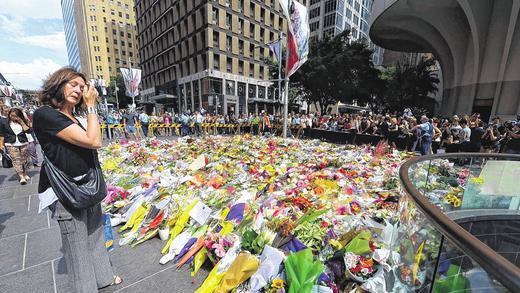 Trauer am Tag danach: In Sydney gedachten am Dienstag viele Australier der Opfer der Geiselnahme. Auch Regierungschef Tony Abbott und Vertreter der muslimischen Gemeinde legten Blumen nieder.