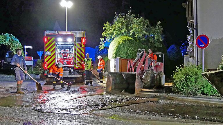 Eine Schlammlawine gab es am Donnerstagabend nach einem Unwetter in Hausen. Die Helfer hatten anschließend alle Hände voll zu tun.