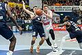 Max Ugrai (Mitte) und die Würzburg Baskets waren beim MBC in der Defensive zu anfällig.