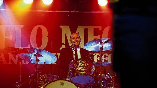 Nachdem er mit dem Soulsänger Flo Mega auf Tour war, ist der aus Urspringen stammende Schlagzeuger Uwe Breunig wieder mit musikalischer Prominenz unterwegs. Der 33-Jährige, der in Berlin lebt, begleitet Ivy Quainoo, die Siegerin der Fernseh-Castingshow „The Voice Of Germany“, und Mic Donet, der bei dieser Sendung immerhin das Halbfinale erreicht hatte, bei ihren Konzerten. Nachdem er mit dem Soulsänger Flo Mega auf Tour war, ist der aus Urspringen stammende Schlagzeuger Uwe Breunig wieder mit musikalischer Prominenz unterwegs. Der 33-Jährige, der in Berlin lebt, begleitet Ivy Quainoo, die Siegerin der Fernseh-Castingshow „The Voice Of Germany“, und Mic Donet, der bei dieser Sendung immerhin das Halbfinale erreicht hatte, bei ihren Konzerten.