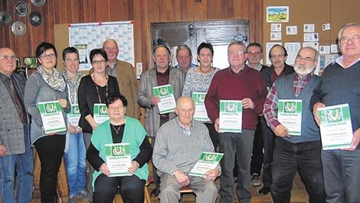 Ehrungen bei der Chorgemeinschaft: (von links, stehend) zweiter Vorsitzender Werner Barth, Sonja Hauk, Susanne Hahm, Susi Englert, Vorsitzender Peter Behnke, Albin Müller, Herbert Saam, Maria Wüchner, Alfred Bühler, Karl Becht, Ludwig Endres, Oskar Glaser und Anton Schwinn; sitzend: Maria Müller und Erich Hömerlein.